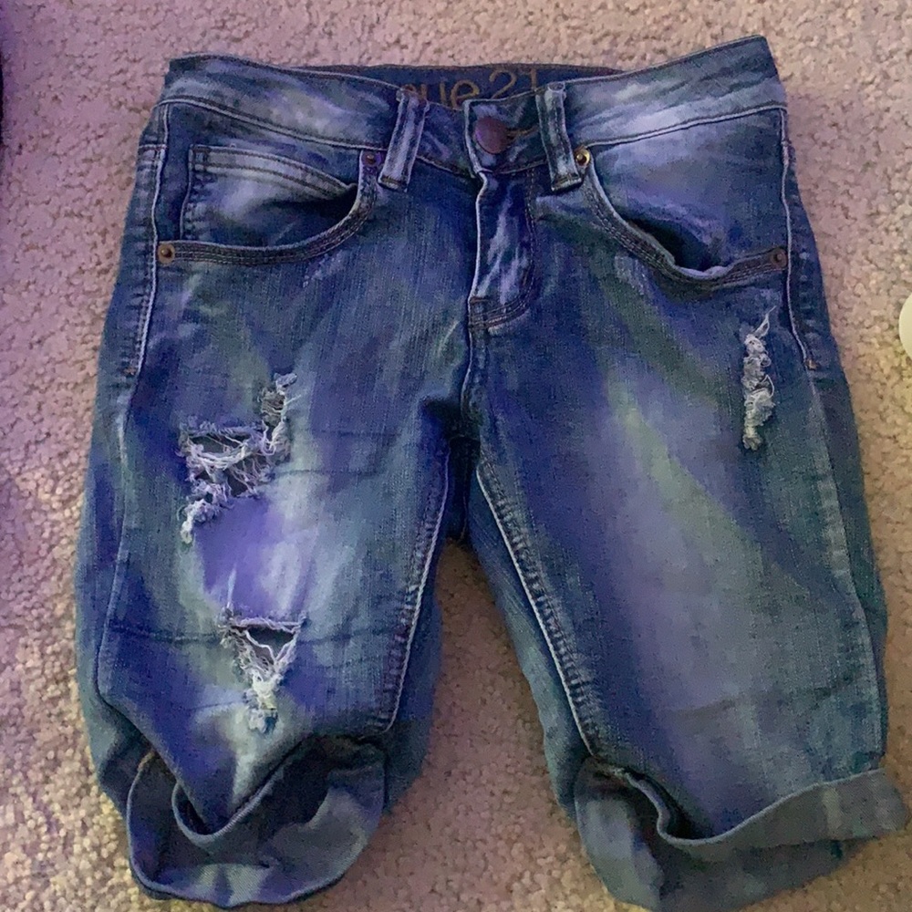 Short-Medium Shorts with Rips. - Picture 2 of 3